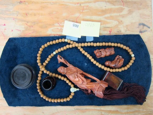 TRAY WITH CARVED WOODEN ITEMS OLD MAN, BEAD NECKLACE: OLD MAN, BEAD NECKLACE WITH TASSEL, 2 SMALL CARVED PEOPLE AND MORE