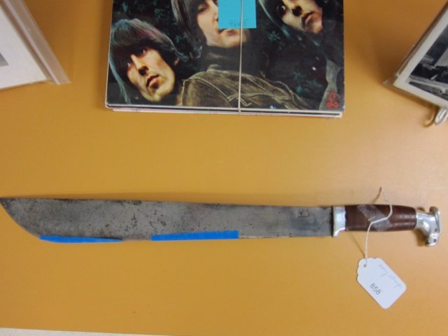 MEXICAN MACHETE MEXICAN MACHETE APPROX 23' LONG WITH: MEXICAN MACHETE APPROX 23' LONG WITH BIRD HEAD HANDLE. NICE DESIGN ON BLADE. "HAY CHIVOS ACHIVARRADOS HIJOS DEL CHIVO AQUEL YA MURIO SU PADRE PERO QUEDA UN HIJO DE EL"