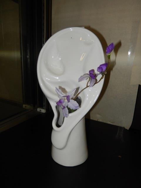 WHITE EDELMAN VASE INTERESTIG SHAPED WHITE VASE WITH: INTERESTIG SHAPED WHITE VASE WITH FLOWER. APPROX 14.5' TALL. MARKED ON BOTTOM, "EDELMAN - MANCIOLO, MADE IN ITALY. RAYMOR, NO.: 2047, 1-250."