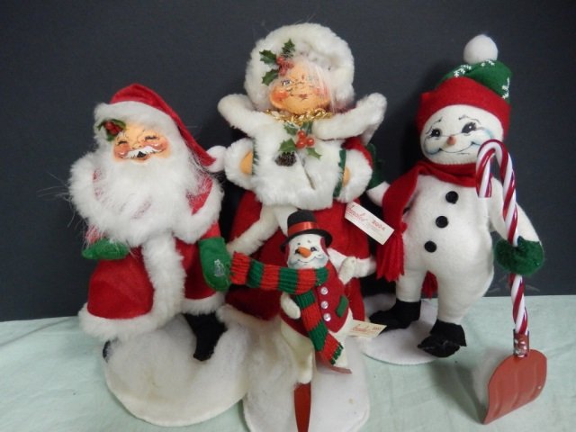 ANNALEE SNOWMEN, SANTA AND MRS. CLAUS ANNALEE LOT: ANNALEE LOT INCLUDES: 2 SMALL SNOWMEN, 1 SANTA AND 1 MRS. CLAUSE. ALL IN GOOD CONDITION