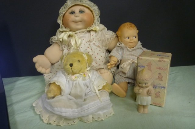 2 DOLLS, 1 MUFFY BEAR, 1 KEWPIE FIGURINE LOT INCLUDES 2: LOT INCLUDES 2 DOLLS. 1 BY CAMEO W/ MOVING JOINTS, 1 CLOTH, 1 "MUFFY" BEAR BY VANDERBEAR AND 1 "BRIDE" FIGURINE BY KEWPIE DOLL W/BOX