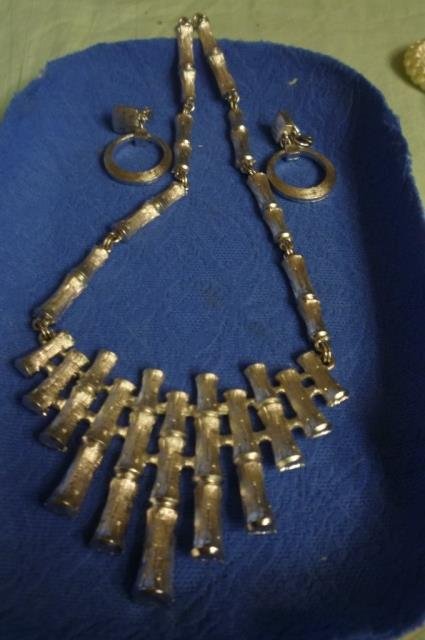 MONET NECKLACE / EARRING SET NECKLACE AND EARRINGS BY: NECKLACE AND EARRINGS BY MONET. NECKLACE APPROX 17' LONG. CLIP EARRINGS