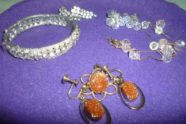 3 MATCHING SETS JEWELRY LOT INCLUDES 3 MATCHING SETS OF: LOT INCLUDES 3 MATCHING SETS OF JEWELRY. ONE IS RHINESTONE BANGLE WITH SCREW BACK EARRINGS. ONE IS GLASS BEAD NECKLACE WITH SCREWBACK EARRINGS. LAST IS PENDENT WITH SCREWBACK EARRINGS