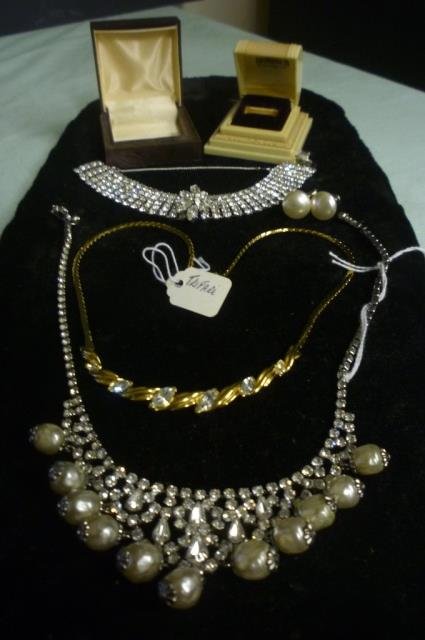 VINTAGE COSTUME JEWELRY. TRIFARI VINTAGE RHINESTONE: VINTAGE RHINESTONE JEWELRY INCLUDING: 1 GOLD TONE NECKLACE W/ RHINESTONES SIGND BY TRIFARI, 2 RING BOXES, 2 RHINESTONE NECKLACES AND MORE.