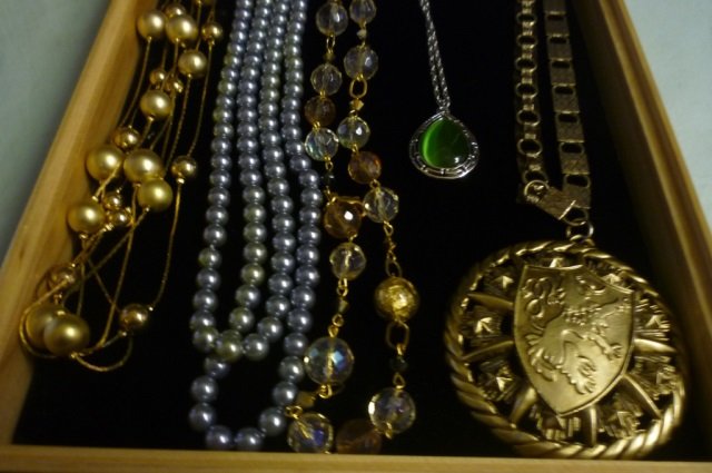5 LONG NECKLACES LOT INCLUDES 5 LONG NECKLACES: LOT INCLUDES 5 LONG NECKLACES