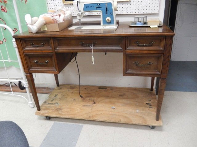 SINGER SEWING MACHINE W/TABLE VINTAGE SINGER SEWING: VINTAGE SINGER SEWING MACHINE "TOUCH & SEW" SPECIAL ZIG ZAG - MODEL 638. COMES WITH ACCESSORIES AND BUTTONHOLER