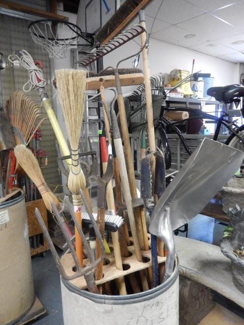 GARDEN TOOLS LOT OF APPROX 16 ASSORTED GARDEN TOOLS: LOT OF APPROX 16 ASSORTED GARDEN TOOLS INCLUDING BRROMS, SHOVELS AND RACKS. *BARREL NOT INCLUDED*