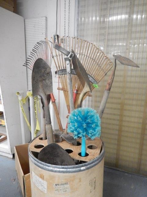 GARDEN TOOLS LOT OF 10 ASSORTED GARDEN TOOLS INCLUDING: LOT OF 10 ASSORTED GARDEN TOOLS INCLUDING SHOVELS, RAKES AND HOES. *BARREL NOT FOR SALE*