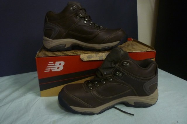 NEW IN BOX NEW BALANCE BOOTS 9 1/2 D NEW IN BOX WITH: NEW IN BOX WITH SALE TAG $161.52 BROWN AND TAN LEATHER. PROBABLY NEVER WORN