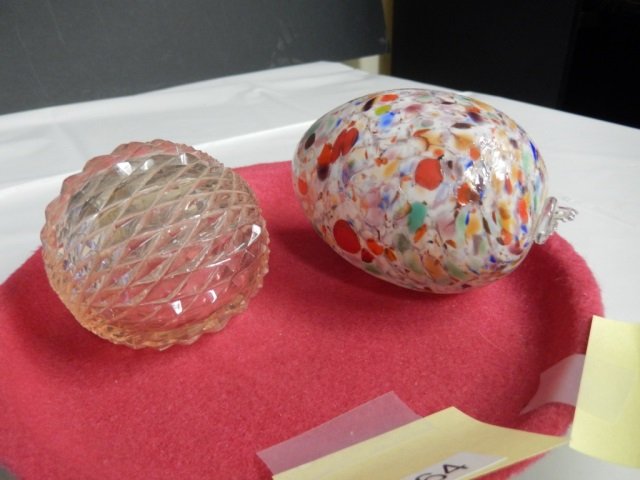 2 GLASS EGGS LOT INCLUDES 2 GLASS EGGS SHAPED ITEMS.: LOT INCLUDES 2 GLASS EGGS SHAPED ITEMS. NEITHER ARE MARKED /STAMPED. ONE WAS HANGING BUT TOP IS BROKEN