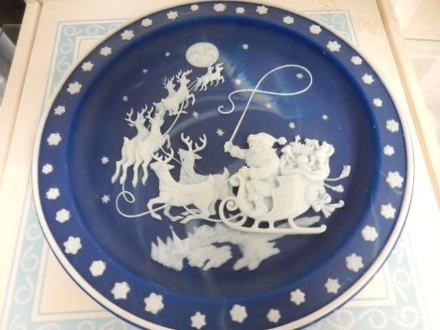 ORNATE PORCELAIN CHRISTMAS PLATE LIMITED EDITION: LIMITED EDITION CHRISTMAS PLATE. NUMBER 1586A. COMES WITH CERTIFICATE AND BOX. PRODUCED FOR INCOLAY STUDIOS