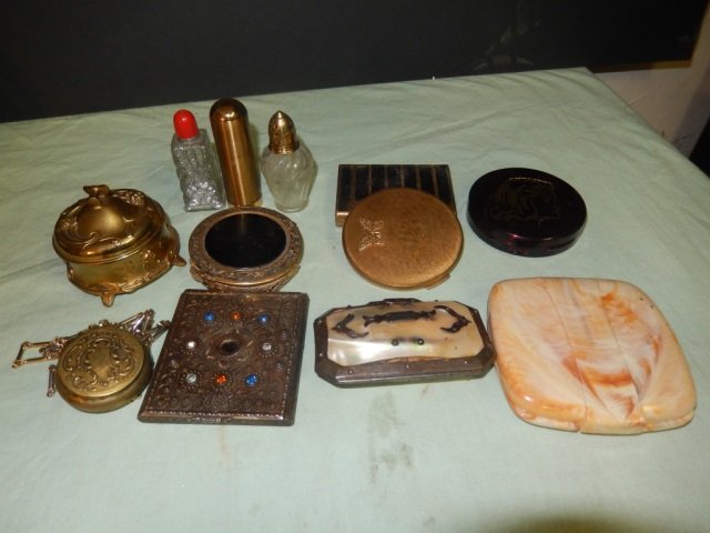 VINTAGE COMPACTS LOT INCLUDES 5 ASSORTED COMPACTS, ONE: LOT INCLUDES 5 ASSORTED COMPACTS, ONE LIPSTICK HOLDER AND MORE