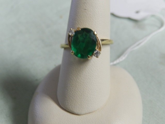 EMERALD, DIAMOND 10K GOLD RING EMERALD RING WITH TWO: EMERALD RING WITH TWO DIAMOND CHIPS AND 10K GOLD BAND