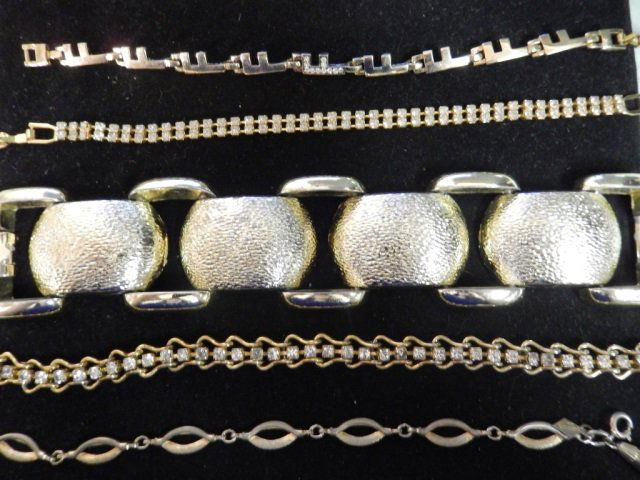 5 GOLD TONE BRACELETS LOT OF 5 GOLD TONE LINK: LOT OF 5 GOLD TONE LINK BRACELETS, 3 WITH RHINESTONES. NONE MARKED