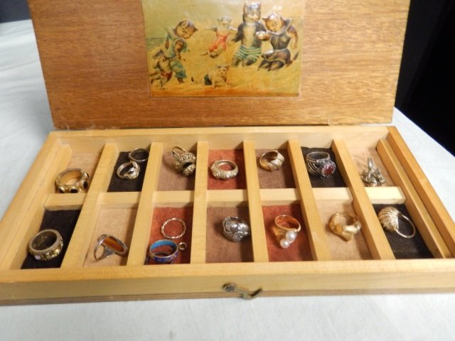 17 RINGS AND RING BOX LOT INCLUDES 17 ASSORTED GOLD: LOT INCLUDES 17 ASSORTED GOLD TONE AND SILVER RINGS INCLUDING AVON. LOT ALSO INCLUDES RING BOX