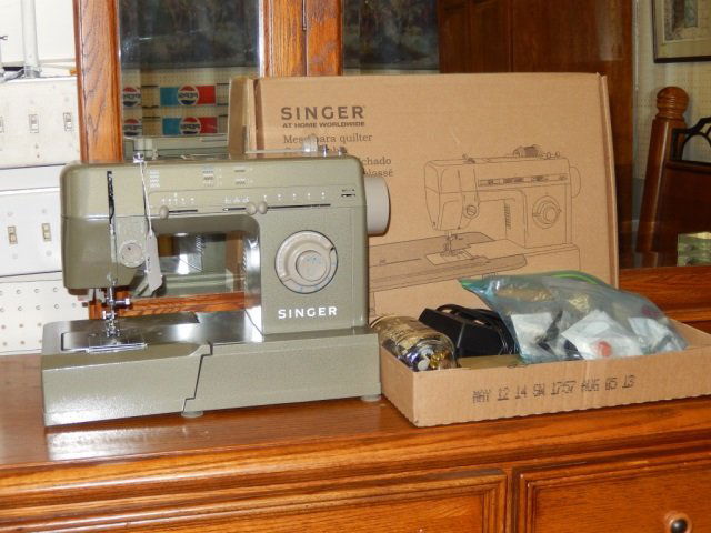 SINGER SEWING MACHINE WITH ACCESSORIES INCLUDES BOX: INCLUDES BOX WITH BUTTONS, THREAD AND MACHINE SUPPLIES