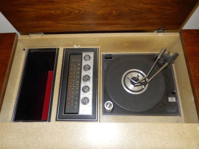 RETRO STEREO / RECORD CABINET RETRO STEREO CABINET WITH: RETRO STEREO CABINET WITH RECORD PLAYER. APPROX 27" X TALL X 19" DEEP X 38" WIDE