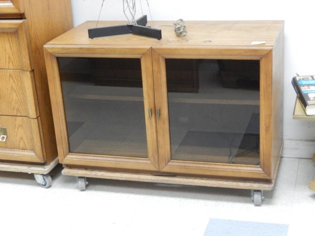 LIGHTED TV STAND LIGHTED TV STAND WITH 2 GLASS DOORS: LIGHTED TV STAND WITH 2 GLASS DOORS AND 1 SHELF. APPROX 36" X 22" X 19"
