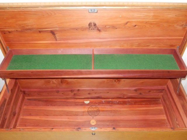 LANE CEDAR HOPE CHEST IN EXCELLENT CONDITION. APPROX: IN EXCELLENT CONDITION. APPROX 46" X 18" X 18"