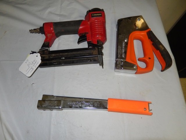 NAIL AND STAPLE GUN / HAMMER LOT INCLUDES 1 STAPLE GUN,: LOT INCLUDES 1 STAPLE GUN, 1 STAPLE HAMMER AND 1 NAIL GUN