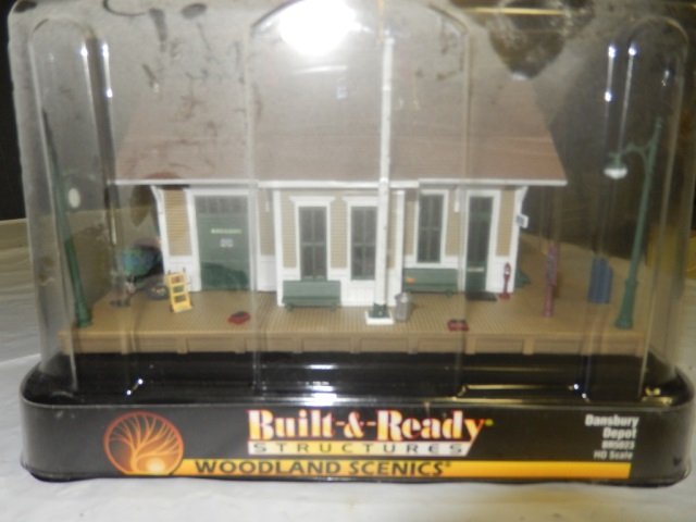 BUILT & READY STRUCTURE "DANSBURY DEPOT" NEW IN PLASTIC: DANSBURY DEPOT NEW IN PLASTIC