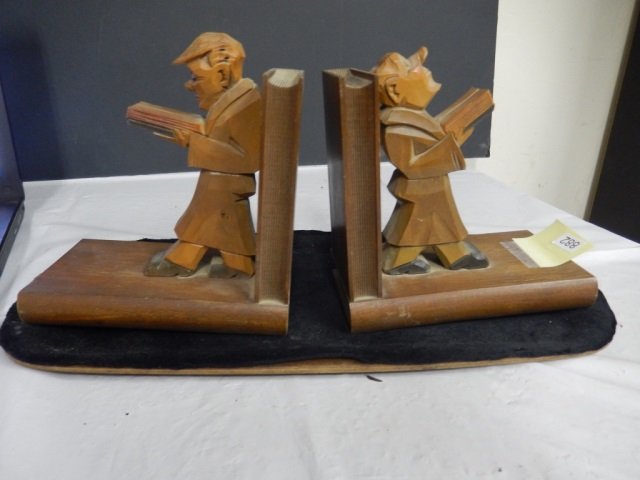 VINTAGE CARVED WOOD BOOKENDS EACH DEPICTS A READING MAN: EACH DEPICTS A READING MAN AND IS APPROX 6" X 7"