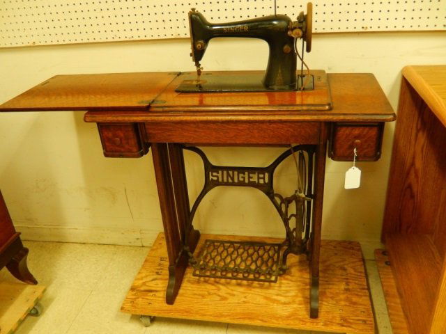 ANTIQUE SINGER SEWING MACHINE. IN VERY GOOD CONDITION.: IN VERY GOOD CONDITION. HAS ORIGINAL INSTRUCTIONS