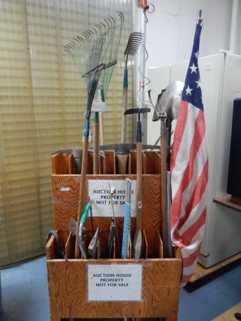 LOT OF LONG HANDLED GARDEN TOOLS LOT INCLUDES RAKES,: LOT INCLUDES RAKES, HOES, A SPADE AND MORE!