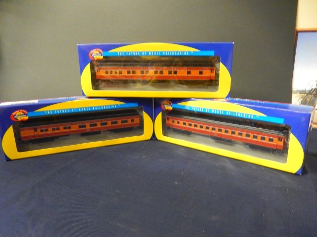 3 ATHEARN MODEL TRAINS. HO SCALE: NEW IN BOX. LOT INCLUDES: ALL HEAVYWEIGHT PASSENGER 1 DINER 1 ROUND ROOF COACH 1 PULLMAN