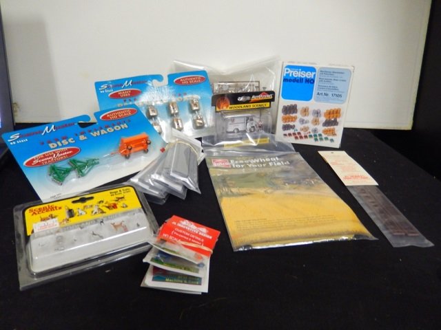 MODEL TRAIN MODELS & ACCENTS: LOT INCLUDES: FARM IMPLEMENTS, PALLETIZED BOXES FOR FLAT CAR FLAT CAR LOAD OF PALLETIZED BOXES, MINI BREAK APART MODELS, MINI WHEAT FIELD, PREISER HO #17105, HO SCALE WOODEN LADDERS, JL INNOVATIVE DES