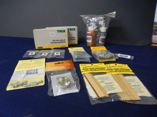 HO SCALE ACCESSORIES: IN BOX LOT INCLUDES: (2) TRIX LOCOMOTIVE WHEEL CLEANERS, RUSTY RAIL PAINTER, (4)PACK OF GREEN SHADE LAMPS, SOUTHERN PACIFIC SUPER DETAIL KIT HO SCALE, POTATO SACK SET OF 10, VOLLMER SMOKE GENERATOR WI