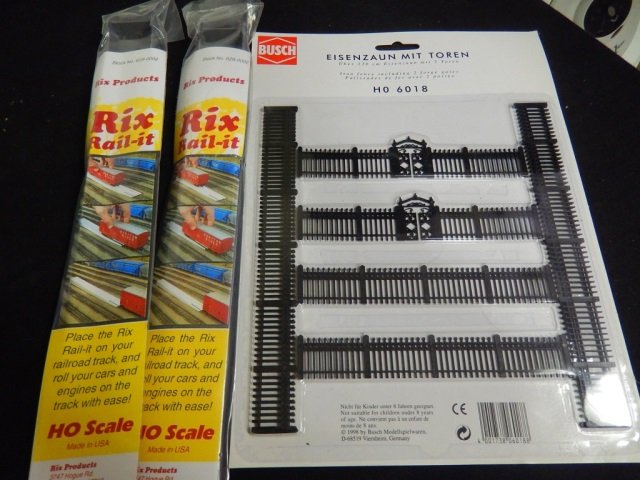 BRAND NEW TRACK. HO SCALE: 3 ASSORTED PACKS. LOT INCLUDES TWO PACKS FROM RIX PRODUTS, RIX RAIL-IT, STOCK NO. 628-0002. LOT ALSO INCLUDES ONE PACK FROM BUSCH "EISENZAUN MIT TOREN" NO. 6018
