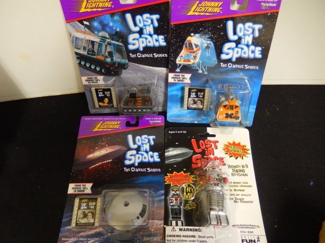 3 LOST IN SPACE FIGURES AND 1 KEYCHAIN.: MINT IN PACKAGE. LOT INCLUDES THE CHARIOT (1998), JUPITER 2 (1998), SPACE POD (1998) AND ONE ROBOT B-9 TALKING KEYCHAIN
