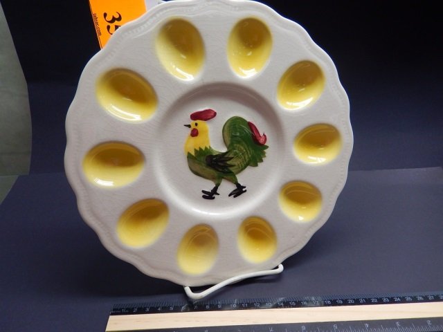 VINTAGE DEVILED EGG PLATE: SPOTS FOR 10 EGGS WITH ROOSTER. NO MARKED ON BACK. IN GOOD CONDITION