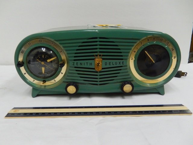 VINTAGE ZENITH DELUXE AM FM RADIO: ZENITH RADIO CORPORATION NO.S-20142 CORD IS DAMAGED