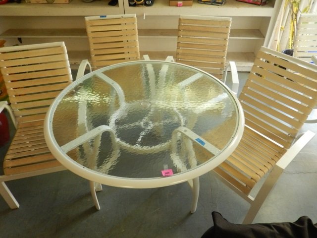 GLASS TOP PATIO TABLE WITH 4 CHAIRS: GLASS TOP PATIO TABLE WITH 4 CHAIRS