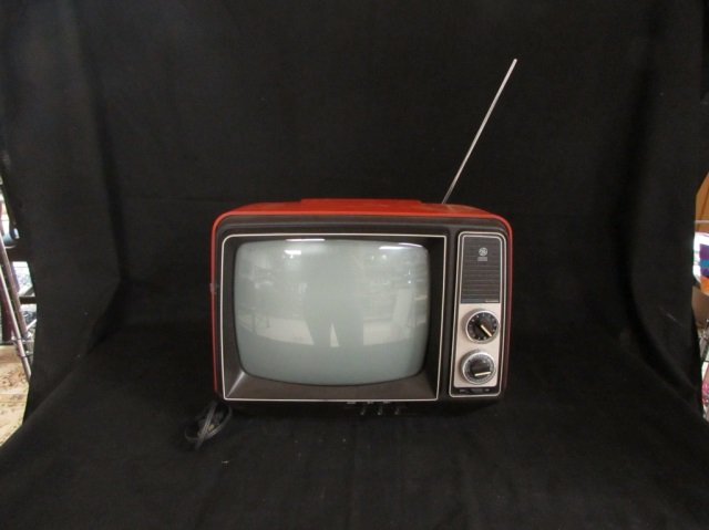 VINTAGE GENERAL ELECTRIC TELEVISION: 8 IN SCREEN NOT SURE IF IT WORKS