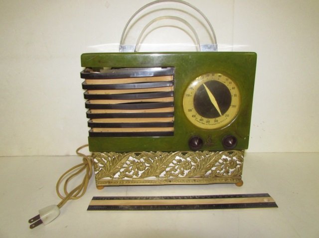 EMERSON VINTAGE RADIO AND PHONOGRAPH PLASTIC BY SPEAKER: PLASTIC BY SPEAKER IS SLIGHTLY DAMAGED
