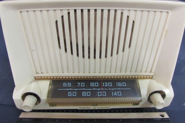 GENERAL ELECTRIC VINTAGE RADIO: MODEL 405 CORD IS SLIGHTLY DAMAGED