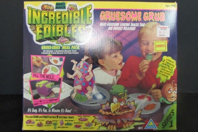INCREDIBLE EDIBLES GRUESOME GRUB (2): ORIGINAL PACKAGING GROSS-ERIES MEAL PACK SET INCLUDES 3 ALUMINUM MOLDING TRAYS 2 ASSORTED FLAVOR GELATIN TYPE PIECE PACKETS