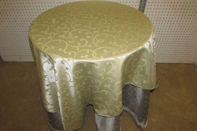 ROUND WOODEN GLASS TOP TABLE BASIC TABLE WITH SCREW IN: BASIC TABLE WITH SCREW IN LEGS, INCLUDES GREEN TONE HIGH FASHION TABLE CLOTH, WITH ROUND GLASS, 28 x 26 INCHES