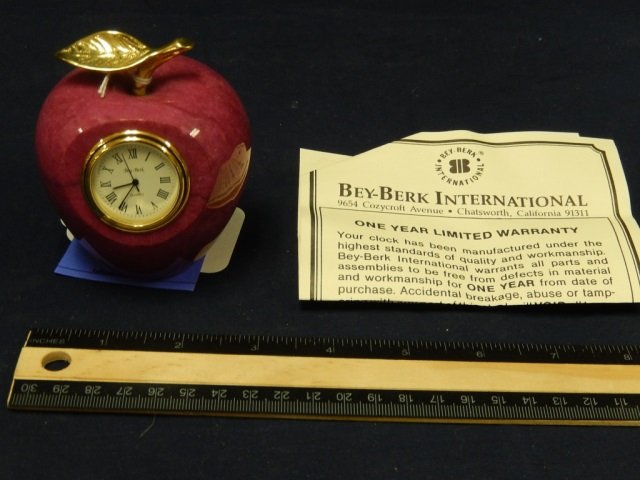 NOVELTY DESK CLOCK SHAPE OF AN APPLE: SHAPE OF AN APPLE