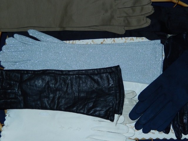 8 PAIRS OF WOMENS VINTAGE GLOVES LEATHER, SATIN, FELT,: LEATHER, SATIN, FELT, AND MORE