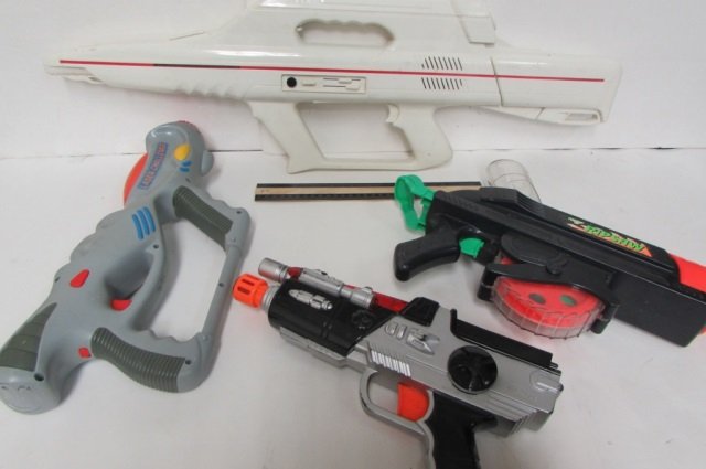 4 PLASTIC TOY GUNS: IN GOOD CONDITION