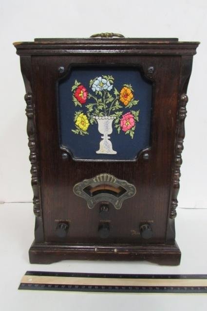 1989 THOMAS AMERICA SERIES RADIO/CASSETTE PLAYER: RADIO IS IN GOOD, SPEAKER HAS FLORAL PATTERN ON IT, AM FM RADIO, AND CASSETTE PLAYER ON SIDE