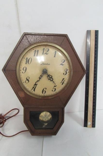 SPARTUS VINTAGE WALL CLOCK: SMALL CRACK IN PLASTIC FACE, WOOD LIKE