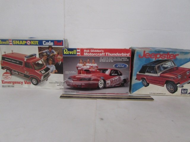3 PLASTIC CAR MODEL KITS: BOB GLIDDEN'S MOTORCRAFT THUNDERBIRD, EMERGENCY VAN SNAP KIT, & JEEPSTER MODEL KITS