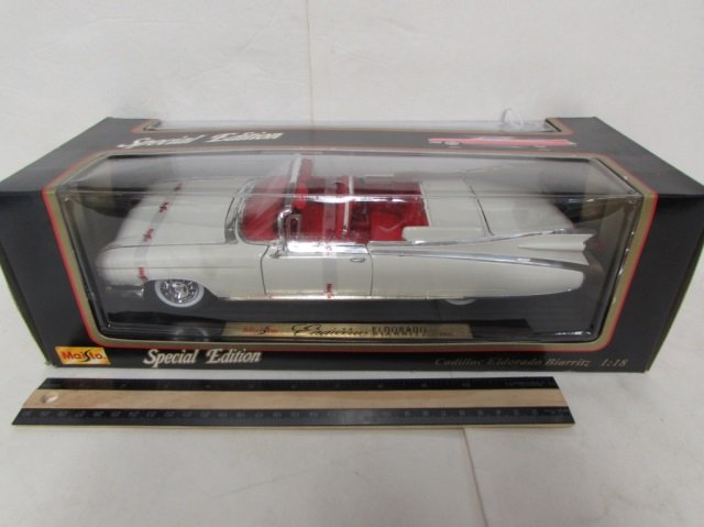 1959 CADILLAC ELDORADO BIARRITZ MODEL CAR: IN ORIGINAL PACKAGING, SPECIAL EDITION 1:18