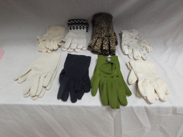 9 CHILDS AND WOMENS GLOVES: 9 CHILDS AND WOMENS GLOVES
