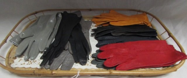 7 PAIRS OF VINTAGE WOMENS GLOVES VARIOUS MATERIALS: VARIOUS MATERIALS SUEDE, LEATHER, COTTON, AND MORE GOOD CONDITION ASSORTED COLORS